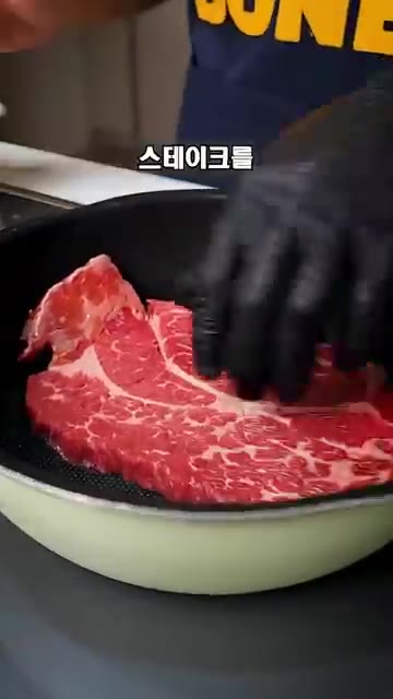 팬에 기름을 두르고 스테이크를 원하는 굽기로 구워줍니다. — 스테이크 풍미를 극대화해주는 치미추리 소스 레시피 !