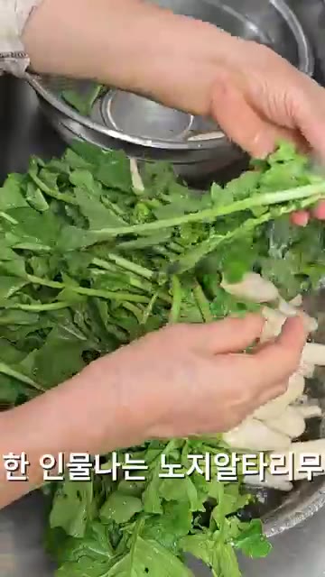 무 1kg에 소금 70g 정도를 넣어 2시간 동안 절여줍니다. 중간… — 아삭시원~! 노지 알타리무김치 이렇게 담그면 순삭!