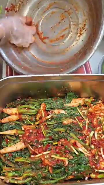 절여진 알타리무의 물기를 짜고, 썰어둔 잔파와 쪽파를 넣고 양념과… — 아삭시원~! 노지 알타리무김치 이렇게 담그면 순삭!