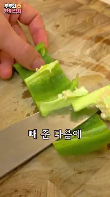 팬에 식용유 2큰술을 두르고 비엔나 소세지를 넣습니다. 소세지 칼집… — 은근히 중요한 포인트! '소세지케찹볶음' 레시피