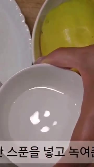 썰어놓은 모과에 설탕 800g과 생수 500ml를 넣고 잘 섞어줍니다. — 10분 완성! 모과와인 만들기