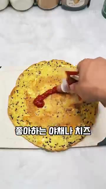 이렇게 완성된 오트밀 계란빵은 그냥 먹어도 좋고 좋아하는 야채나 치… — 밀가루 없이 5분이면 만드는 단백질 듬뿍 든든 건강 빵, 오트밀 계란빵