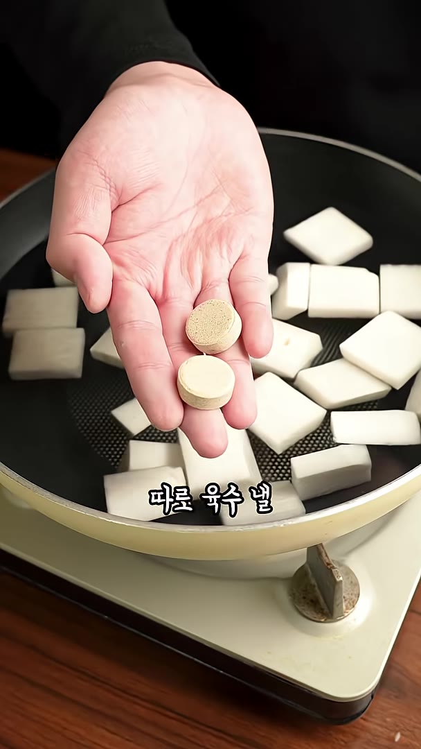 냄비에 무 깔아주고 — 얼큰하고 시원한 인생 꽃게탕 만들기!🦀