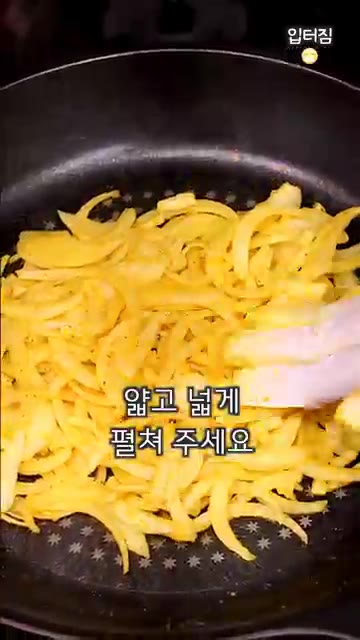 팬에 올리브 오일을 두르고 양파 반죽을 얇고 넓게 펼쳐줍니다. — 초간단 5분컷 쫀득 다이어트 양파 요리