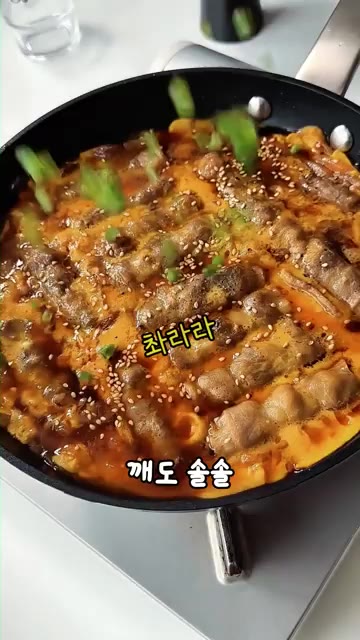 계란물을 빈 곳 없이 부어 익히고, 계란이 익으면 남은 소스를 붓는다. — 우삼겹 계란덮밥 레시피
