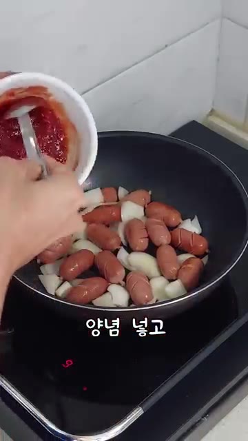 만들어둔 양념장을 넣고 약불에서 볶아주세요. — 간단 소세지 야채볶음
