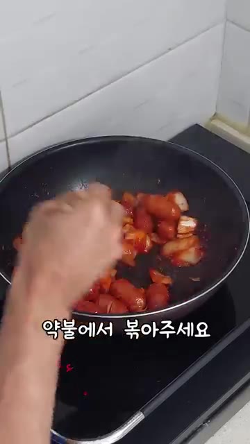 참깨를 뿌려 마무리하면 완성입니다. — 간단 소세지 야채볶음