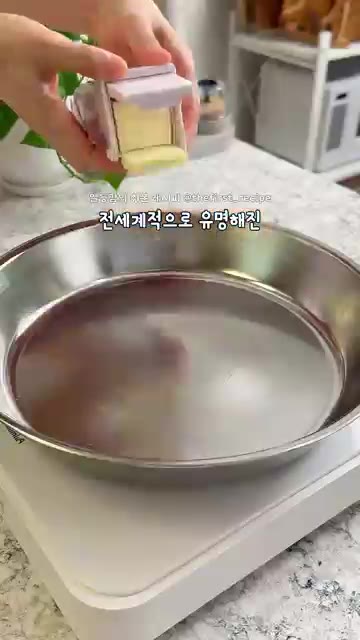 팬에 버터를 녹이고 사워도우 빵을 앞뒤로 노릇하게 구워줍니다. — 해외에서 난리난 블루베리 샌드위치 만들기 🫐 초간단 브런치 10분 컷!