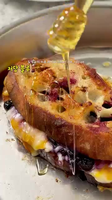 완성된 샌드위치 위에 꿀을 뿌려줍니다. 맛있게 드세요! — 해외에서 난리난 블루베리 샌드위치 만들기 🫐 초간단 브런치 10분 컷!