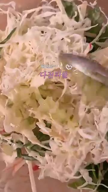 구운 또띠아 위에 채 썬 양배추, 사과, 루꼴라를 올리고 소스를 곁… — 새우 또띠아 랩 만들기