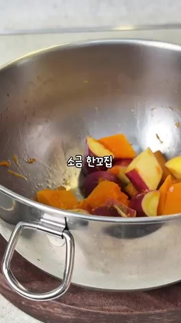볼에 찐 고구마와 호박을 담고 화이트 발사믹 식초, 백다시, 올리브… — 마요네즈 범벅 잊게하는 고구마 호박샐러드