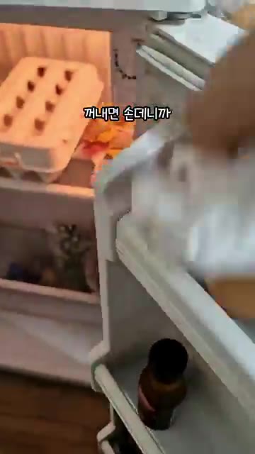 꺼낸 계란을 찬물에 식힌다. 꺼낼 때 뜨거우니 밑의 판까지 같이 잡… — 고시원 삶은 계란