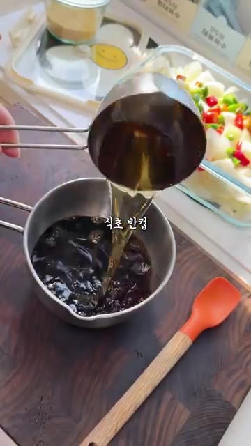냄비에 설탕 반컵과 식초 반컵을 넣고 설탕이 녹을 때까지 잘 섞어준다. — 초간단 양파장아찌 레시피