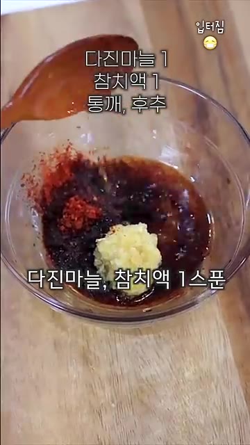 팬에 올리브 오일을 두르고 대파를 먼저 볶아 파기름을 낸다. 양파와… — 소리도 맛있는 애호박 콩나물 닭가슴살 볶음