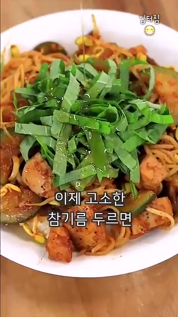 고소한 참기름을 둘러주면 고추기름에 볶은 듯한 감칠맛이 나는 볶음… — 소리도 맛있는 애호박 콩나물 닭가슴살 볶음