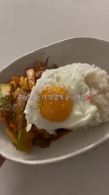 참기름을 살짝 뿌려 마무리합니다. — 야채 냉털 오징어볶음