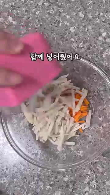 볼에 계란 1개와 부침가루를 넣고 잘 섞어 반죽을 완성합니다. — 초간단 유아반찬 당근어묵전