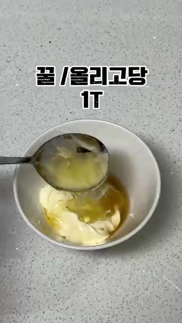 볼에 마요네즈 3T, 레몬즙 1T, 꿀/올리고당/물엿 1T, 소금… — 집에서 간단하게 만드는 연어초밥