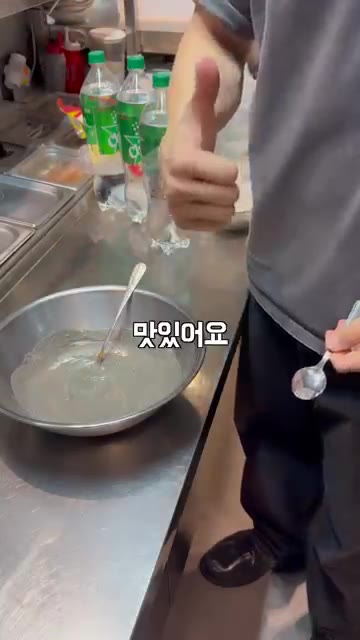 물기를 제거한 연근에 흑임자 소스를 넣고 잘 버무려주면 완성입니다. — 흑임자 연근 샐러드, 이렇게 만들어 보세요!