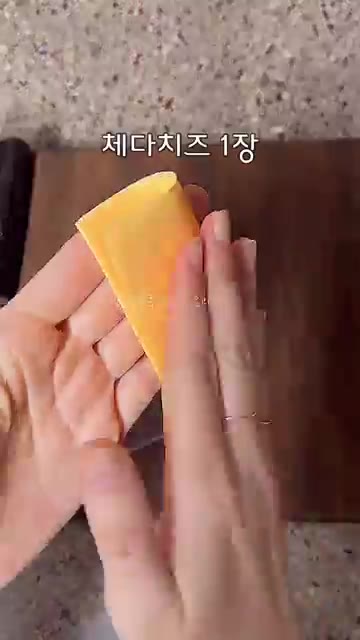 슬라이스 햄은 뜨거운 물에 헹궈 물기를 제거한 후, 김 반 장 위에… — 똥손도 만드는❗️달팽이김밥 만들기 애들이 진짜 좋아해요👍
