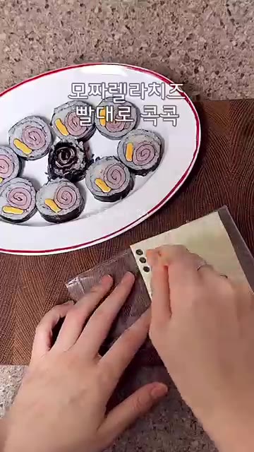 햄과 치즈를 붙이고 그 사이에 밥을 채워 넣은 후, 밥 부분이 아래… — 똥손도 만드는❗️달팽이김밥 만들기 애들이 진짜 좋아해요👍