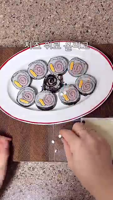 김밥 겉면에 참기름을 바르고 먹기 좋은 크기로 잘라줍니다. — 똥손도 만드는❗️달팽이김밥 만들기 애들이 진짜 좋아해요👍