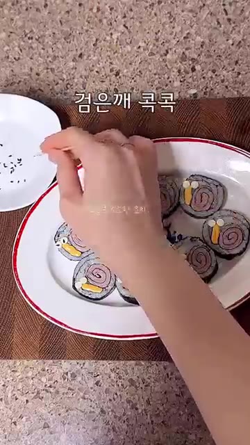 모짜렐라 치즈에 빨대로 눈을 만들고, 이쑤시개에 물을 묻혀 검은깨를… — 똥손도 만드는❗️달팽이김밥 만들기 애들이 진짜 좋아해요👍
