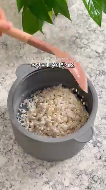 기름을 뺀 참치에 저당 마요네즈와 불닭소스를 넣고 골고루 섞어줍니다. — 5분 만에 끝내는 초간단 저당 불닭 참치마요 김밥