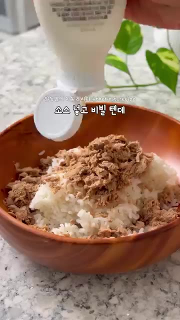 꼬마김밥 틀에 준비한 불닭 참치마요 밥을 넣어줍니다. — 5분 만에 끝내는 초간단 저당 불닭 참치마요 김밥