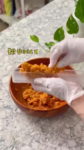잘라둔 김 위에 꼬마김밥 틀을 올린 뒤 말아주면 완성됩니다. 김밥… — 5분 만에 끝내는 초간단 저당 불닭 참치마요 김밥