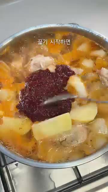끓기 시작하면 한 번 뒤적여주고 중불에서 약 15분간 끓여주세요. — 진짜 성공해서 올리는 불닭볶음탕 레시피