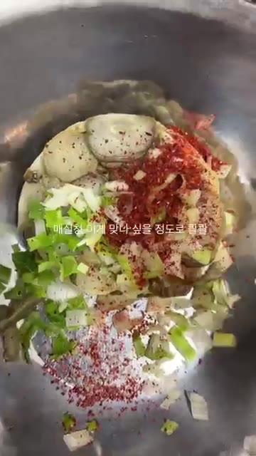 불린 오이지를 바락바락 몇 번 더 씻어 물기를 꼭 짜줍니다. — 여름집밥 오이지무침