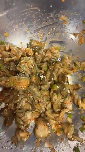 고춧가루, 다진 마늘, 매실청, 참기름, 깨를 넣고 조물조물 무쳐줍니다. — 여름집밥 오이지무침