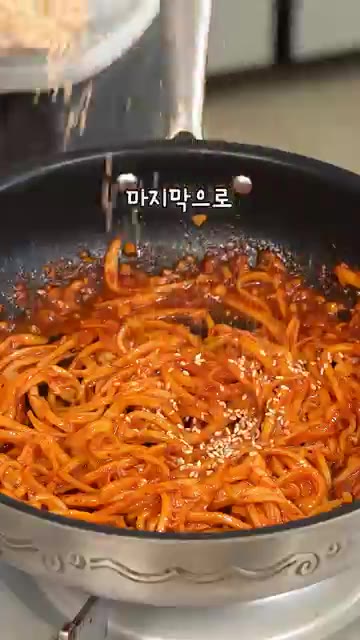 마지막으로 고소한 통깨까지 솔솔 뿌려주면 — 부드럽고 쫀득한 밥도둑 진미채볶음