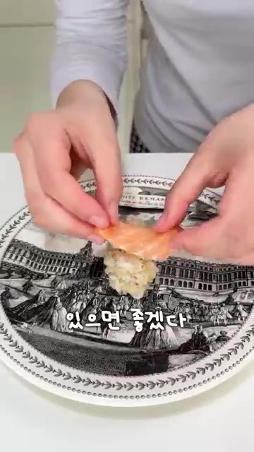 밥을 김 위에 얇게 펴준다. — 그냥 스시 vs 바삭한 스시 뭐가 더 맛있을까?!