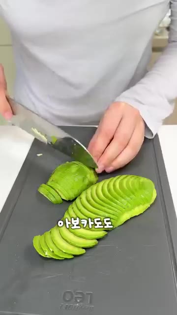 김 위에 밥을 올리고, 그 위에 연어 믹스를 얹는다. — 그냥 스시 vs 바삭한 스시 뭐가 더 맛있을까?!