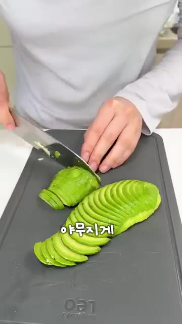 아보카도를 얇게 썰어 올린다. — 그냥 스시 vs 바삭한 스시 뭐가 더 맛있을까?!