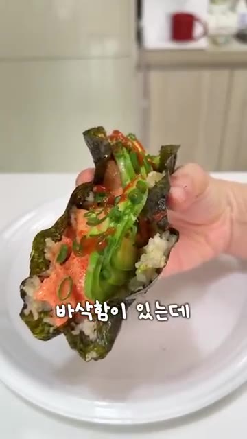 완성된 타코 스시를 먹어보며 바삭한 김과 톡톡 터지는 날치알의 식감… — 그냥 스시 vs 바삭한 스시 뭐가 더 맛있을까?!