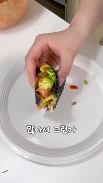 소스가 많아서 그런 것 같다고 말하며 꼭 먹어보라고 추천한다. — 그냥 스시 vs 바삭한 스시 뭐가 더 맛있을까?!