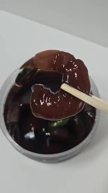젓가락으로 간장새우장을 집어낸다. — 어시장삼촌 간장새우장