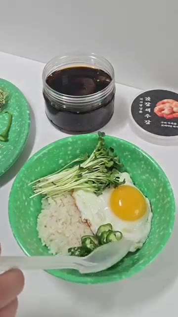 새싹 채소를 밥 위에 올린다. — 어시장삼촌 간장새우장