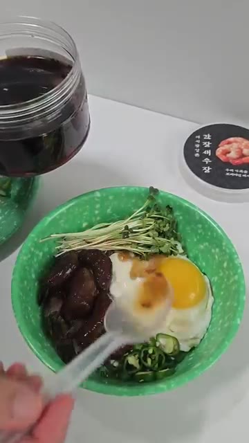 썰어둔 고추를 밥 위에 올린다. — 어시장삼촌 간장새우장
