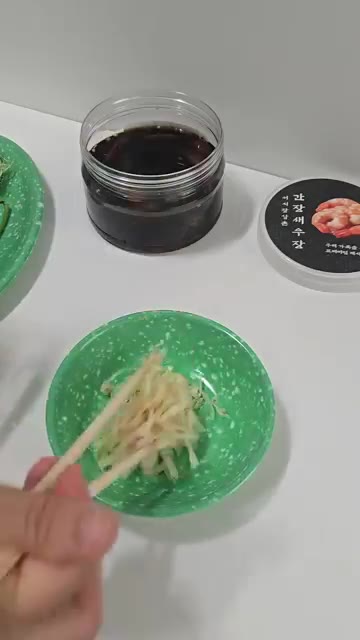 간장새우장을 밥 위에 올린다. — 어시장삼촌 간장새우장
