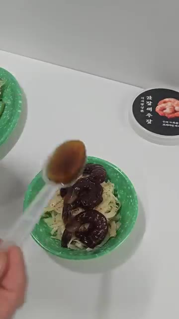 간장새우장 국물을 밥 위에 뿌린다. — 어시장삼촌 간장새우장
