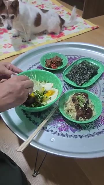 다른 그릇에 밥과 채소를 넣고 간장새우장을 올린다. — 어시장삼촌 간장새우장