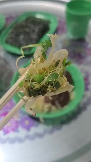 완성된 간장새우장 덮밥을 보여준다. — 어시장삼촌 간장새우장