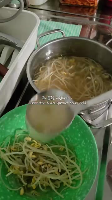 팬에 계란 프라이를 한다. 콩나물국을 끓인다. 밥을 짓는다. — 시골밥상 무생채비빔밥