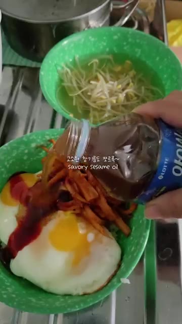 고추장과 참기름을 넣는다. — 시골밥상 무생채비빔밥