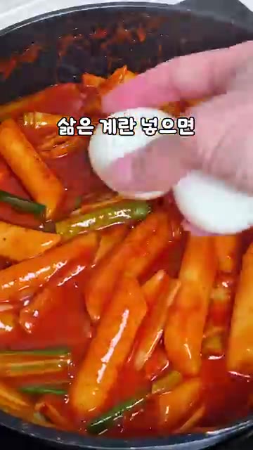 양념이 골고루 배도록 섞어준다. — 1500만뷰 초간단 떡볶이, 딱 양념 3가지!