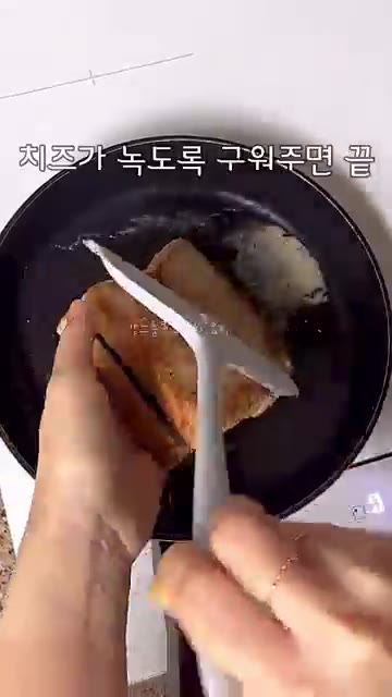 버터를 녹인 팬에 토스트를 올립니다. — 요즘 난리라는❗️초간단 블루베리 토스트 만들기
